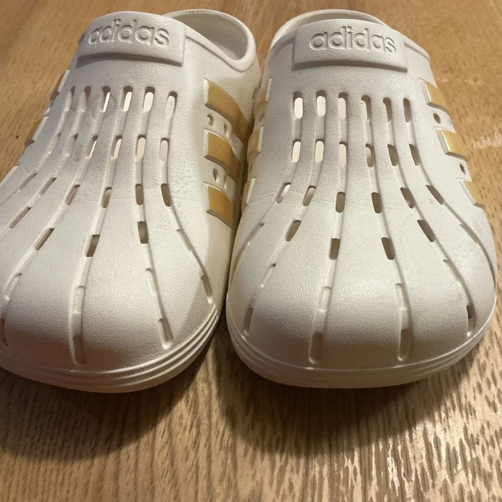 Adidas 0822702005 Size 7 Cream & Gold Slides